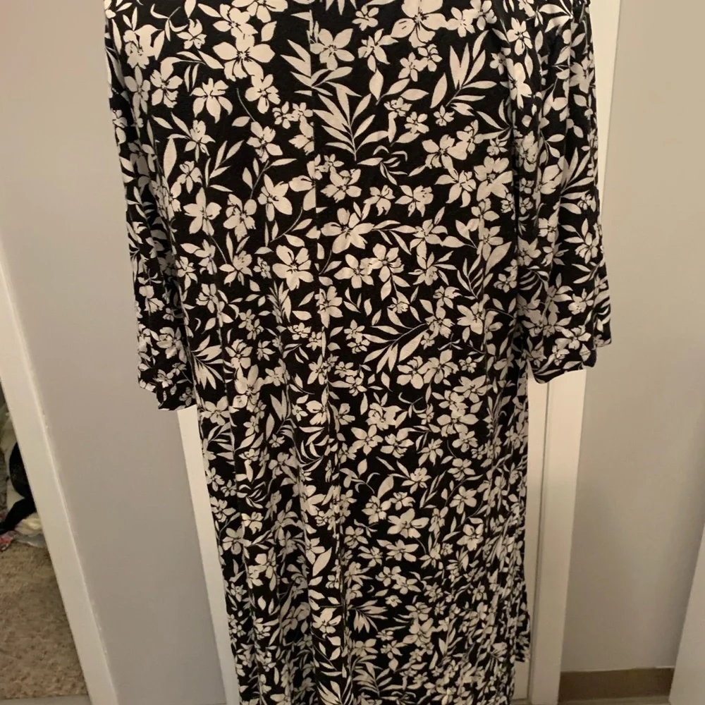 Two Versatile Dresses, one Black Cynthia Rowley L and bonus Old Navy XL - Picture 4 of 8